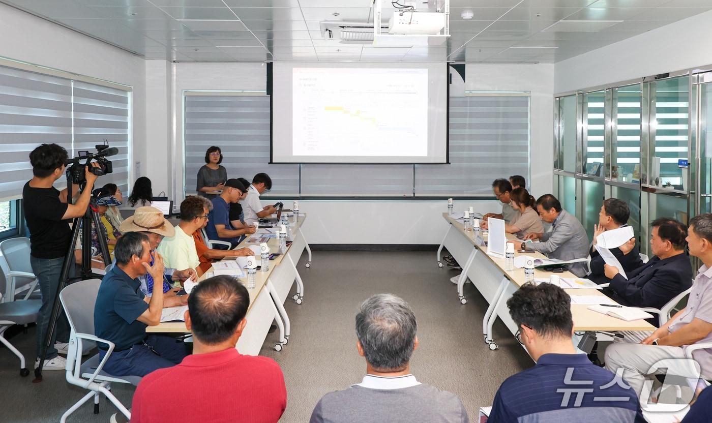 전북 진안군은 홍삼농공단지 다목적복합센터에서 '휴·폐업공장 리모델링 사업 최종보고회 및 공공폐수처리시설 설명회'를 열고 지역 산업 인프라 조성 방향을 공유했다.(진안군제공. 재판매 및 DB금지)2025.8.21/뉴스1