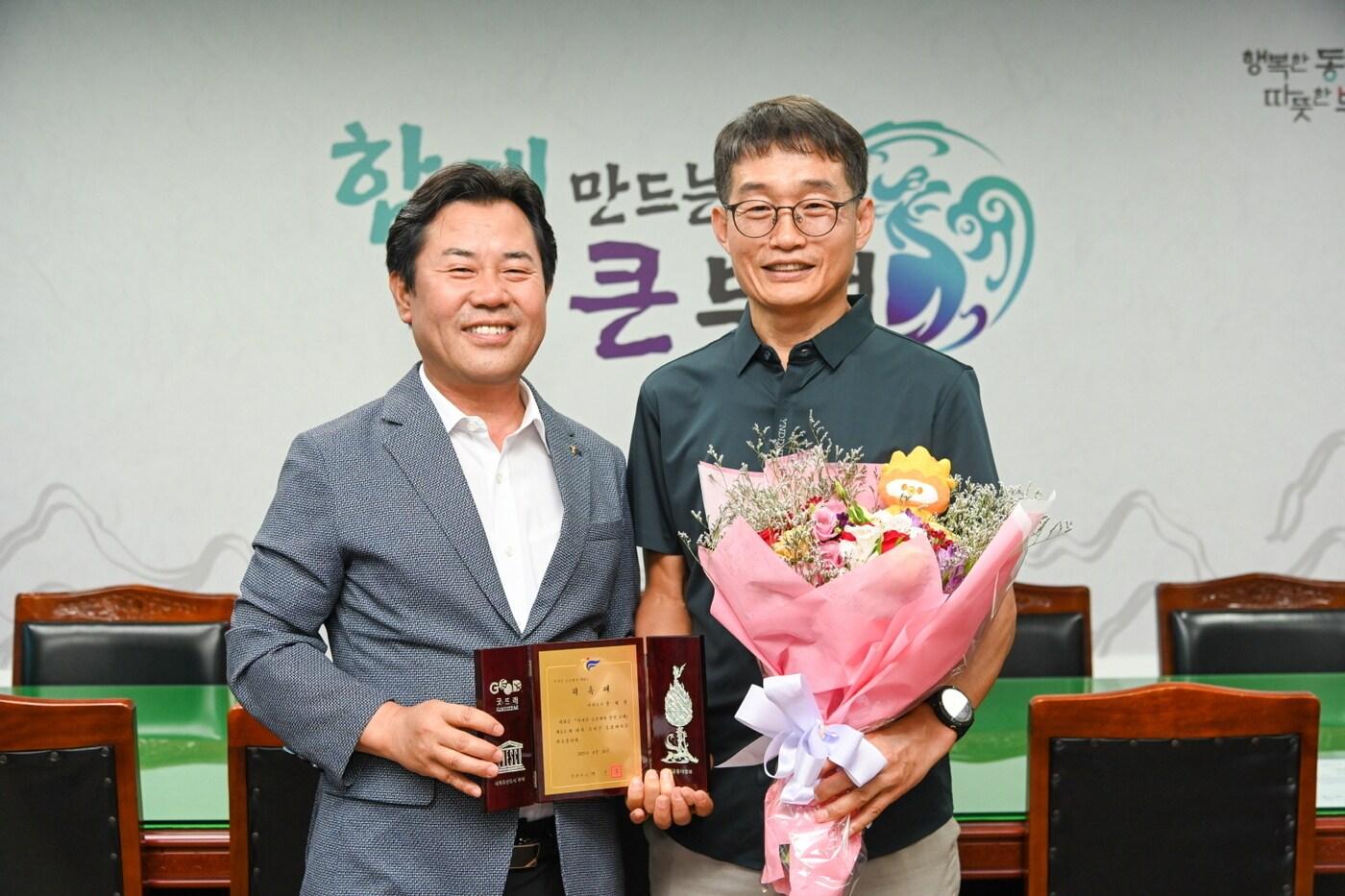 박정현 부여군수(왼쪽)가 마라토너 전세환 씨를 군 홍보대사로 위촉하고 기념촬영을 하고 있다.(부여군 제공. 재판매 및 DB금지)/뉴스1 