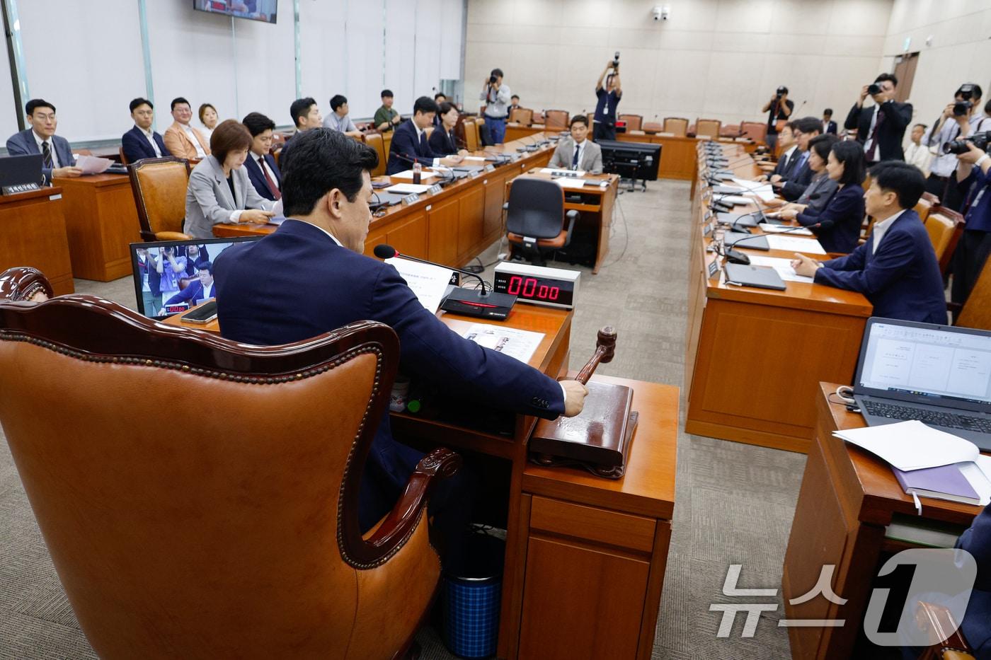 21일 오전 서울 여의도 국회에서 열린 연금개혁 특별위원회 제428회국회&#40;임시회&#41; 제3차 전체회의에서 윤영석 위원장이 의사봉을 두드리고 있다. 2025.8.21/뉴스1 ⓒ News1 안은나 기자