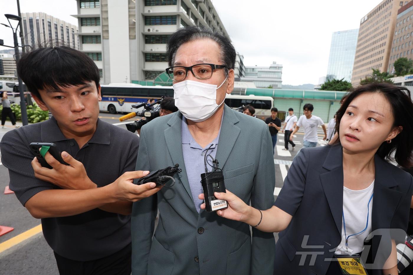 김건희 여사와 친분을 이용해 각종 청탁을 받은 의혹이 제기된 건진법사 전성배 씨가 21일 서울 종로구에 마련된 민중기 특별검사팀(김건희 특검팀) 사무실로 향하고 있다.  2025.8.21/뉴스1 ⓒ News1 신웅수 기자