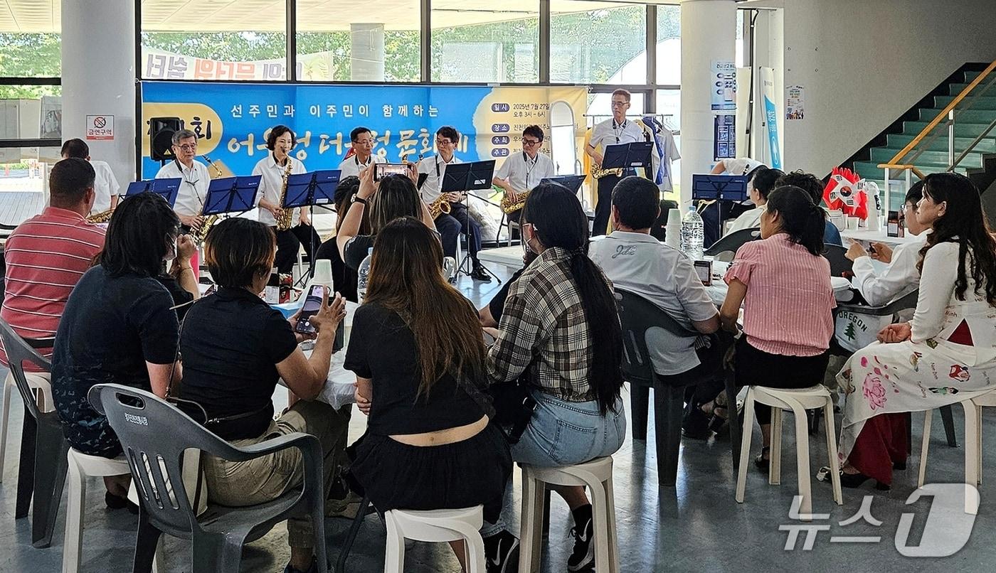 우석대학교 진천캠퍼스 라이즈사업단이 개최한 1회 어우렁더우렁 문화제 모습.(우석대 제공)/뉴스1