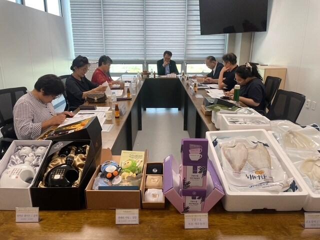 본문 이미지 -  &#39;고향사랑기부제 답례품 선정위원회&#39; 진행 모습.&#40;서천군 제공. 재판매 및 DB금지&#41;/뉴스1