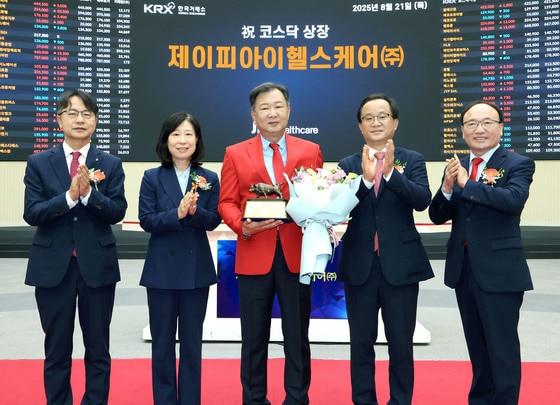 본문 이미지 - 21일 서울 영등포구 한국거래소에서 열린 제이피아이헬스케어의 코스닥시장 상장 기념식. (한국거래소 제공. 재판매 및 DB 금지) 2025.8.21/뉴스1