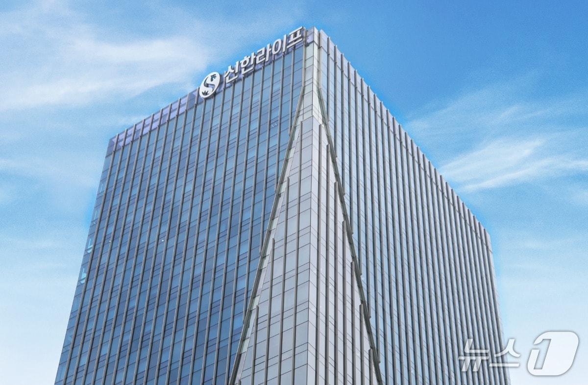 본문 이미지 - 신한라이프는 외화보험의 환율변동 리스크를 줄일 수 있도록 개발한 '지정환율설정 연금지급특약'이 생명보험협회 신상품심의위원회로부터 6개월간의 배타적 사용권을 획득했다고 21일 밝혔다./사진제공=신한라이프