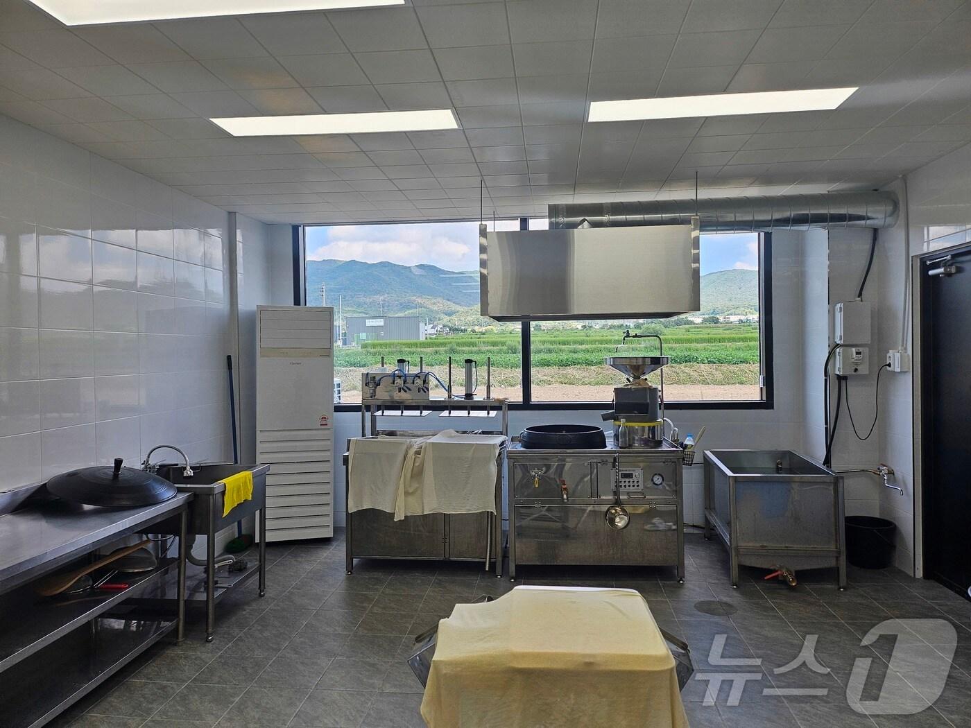 본문 이미지 - 경북도는 특녘특구에 이어 6차산업 신모델인 콩의 부가가치를 높이기 위한 우리 농산물 새참 전문식당 ‘들녘한끼 1호점’을 열었다. (경북도 제공,재판매 및 DB 금지) ⓒ News1 김대벽기자