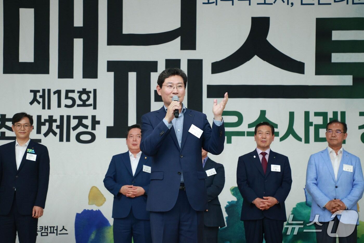 용인시가 한국매니페스토실천본부와 &#39;회복력 도시&#39; 조성을 위한 업무협약을 체결했다. 사진은 안동에서 열린 &#39;2025 전국 기초단체장 매니페스토 우수사례 경진대회&#39;에서 인사말을 하고 있는 이상일 시장 모습.&#40;용인시 제공&#41;