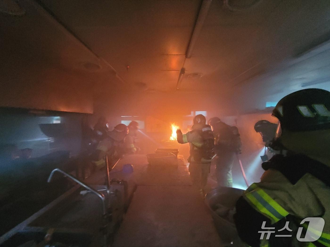 본문 이미지 - 화재 현장(진주소방서 제공. 재판매 및 DB금지).2025.8.20