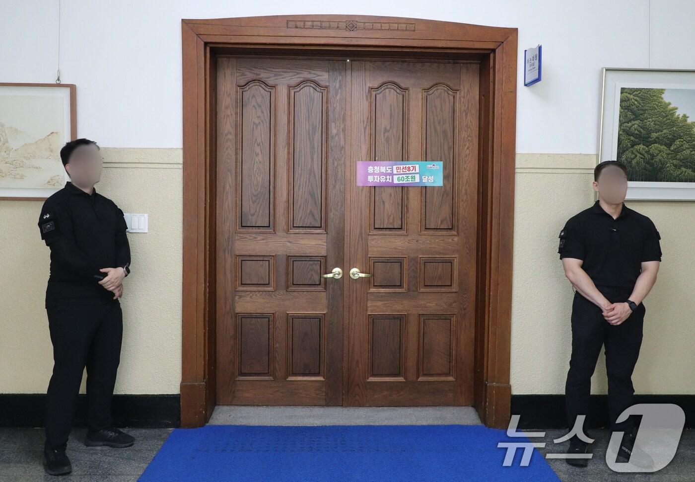 충북경찰청이 21일 해외 출장길에 지역 기업인들에게 금품을 수수한 의혹을 받는 김영환 충북지사의 사무실을 압수수색하고 있다. 2025.8.21/뉴스1 ⓒ News1 김용빈 기자