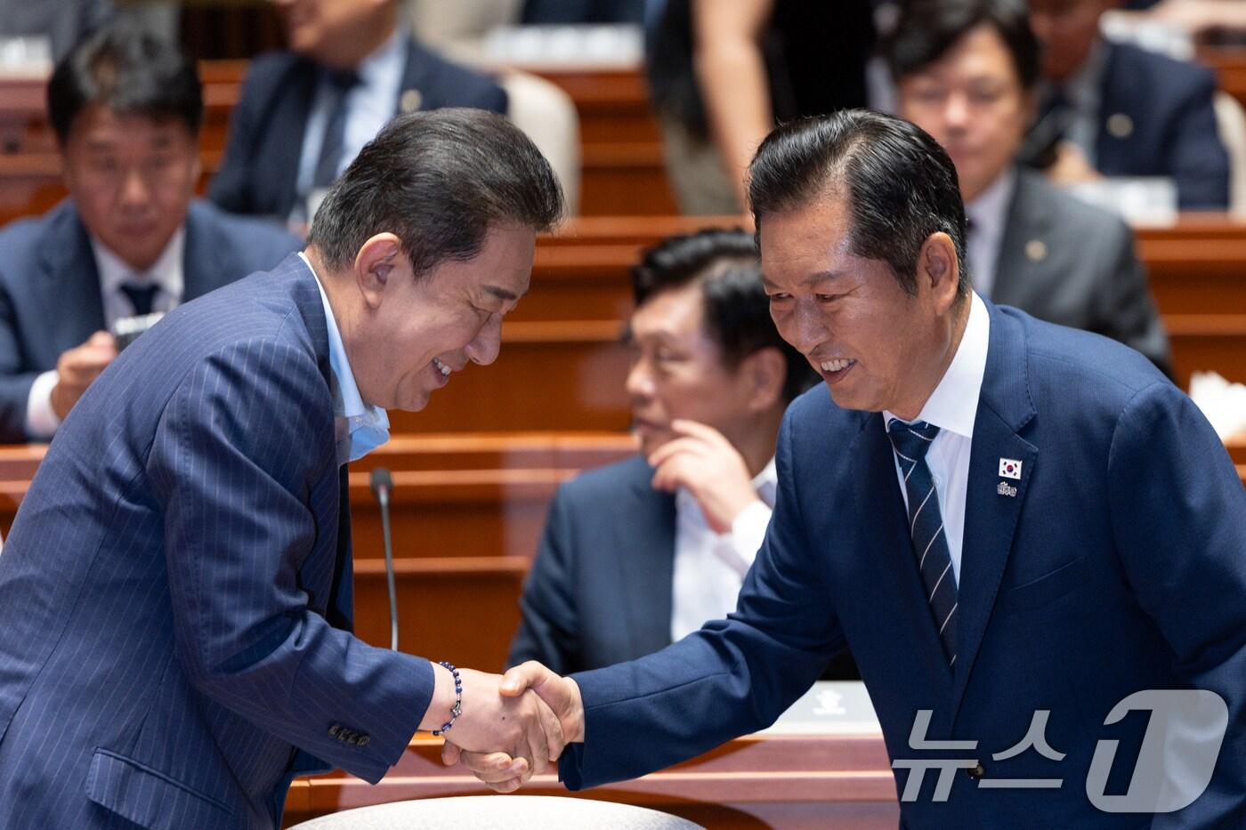 정청래 더불어민주당 대표와 김병기 원내대표가 21일 서울 여의도 국회에서 열린 의원총회에서 악수하고 있다. 2025.8.21/뉴스1 ⓒ News1 이승배 기자