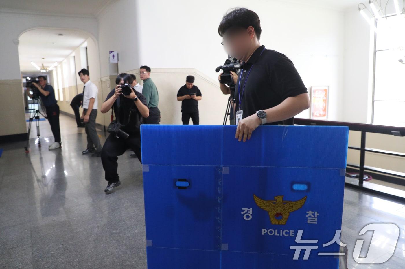 충북경찰청이 21일 해외 출장길에 지역 기업인들에게 금품을 수수한 의혹을 받는 김영환 충북지사의 사무실을 압수수색하고 있다. 2025.8.21/뉴스1 ⓒ News1 김용빈 기자