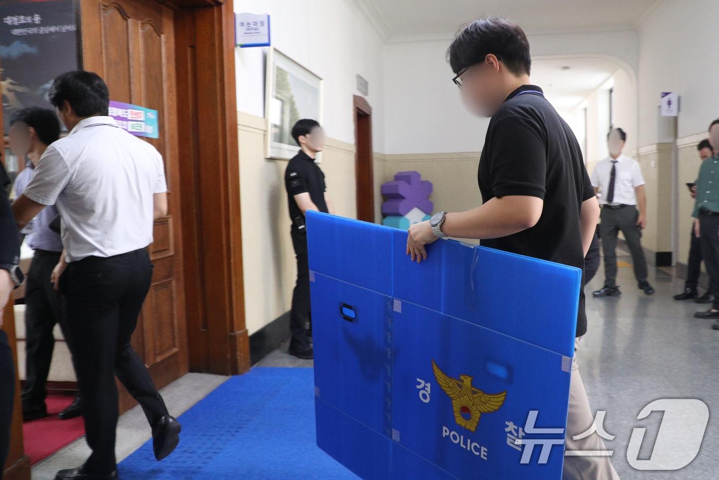 충북경찰청이 21일 해외 출장길에 지역 기업인들에게 금품을 수수한 의혹을 받는 김영환 충북지사의 사무실을 압수수색하고 있다. 2025.8.21/뉴스1 ⓒ News1 김용빈 기자
