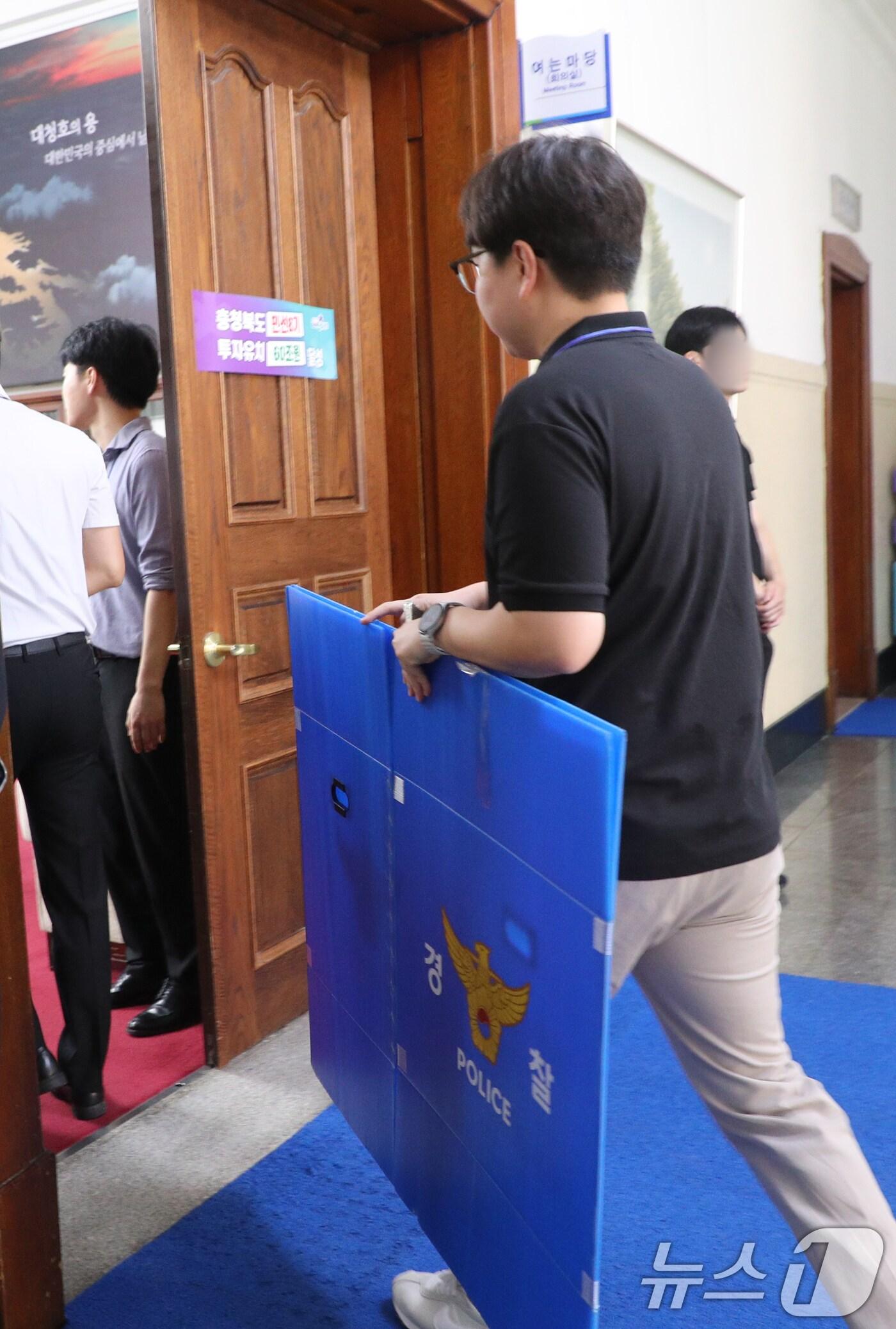 본문 이미지 - 충북경찰청이 21일 해외 출장길에 지역 기업인들에게 금품을 수수한 의혹을 받는 김영환 충북지사의 사무실을 압수수색하고 있다. 2025.8.21/뉴스1 ⓒ News1 김용빈 기자