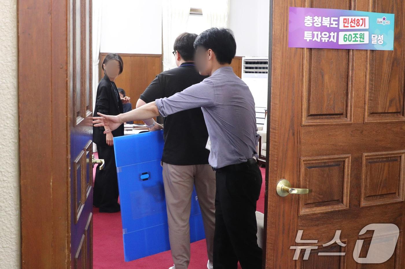 충북경찰청이 21일 해외 출장길에 지역 기업인들에게 금품을 수수한 의혹을 받는 김영환 충북지사의 사무실을 압수수색하고 있다. 2025.8.21/뉴스1 ⓒ News1 김용빈 기자