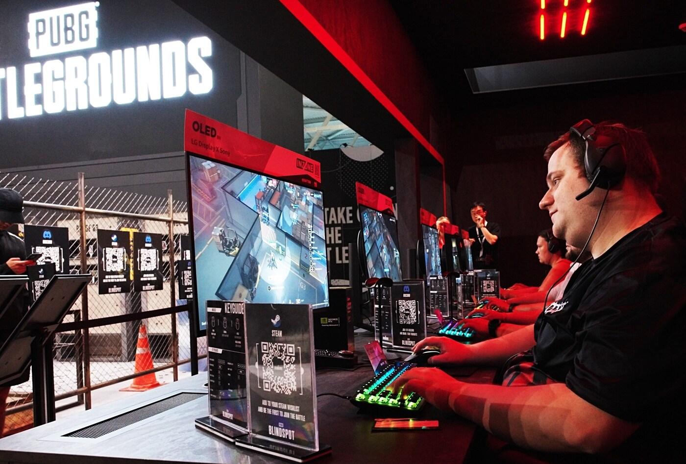 20~24일(현지 시간) 독일 쾰른에서 열리는 세계 최대 게임 쇼 '게임스컴 2025'에 방문한 관람객들이 LG디스플레이 게이밍 OLED를 체험하고 있다(LG디스플레이 제공). ⓒ 뉴스1