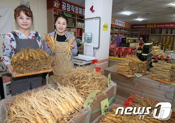 본문 이미지 - 제41회 금산세계인삼축제에서 금산인삼판매장 상인들이 인삼을 소개하고 있다. (사진은 기사 내용과 무관함) / 뉴스1 ⓒ News1 김기태 기자