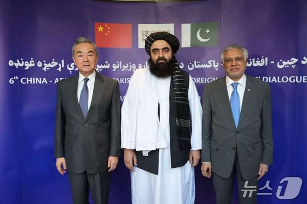 본문 이미지 - 왕이 중국 외교부장, 말라위 아미르 칸 무타키 아프가니스탄 외교장관, 이샤크 다르 파키스탄 부총리 겸 외무장관이 20일 아프간 카불에서 제6차 3자 외교장관 대화를 개최했다. &#40;사진출처=중국 외교부 홈페이지&#41;