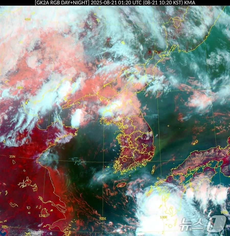 본문 이미지 - 21일 오전 10시20분 기준 천리안위성 2A호에서 본 한반도 인근 모습(국가기상위성센터 제공) ⓒ 뉴스1