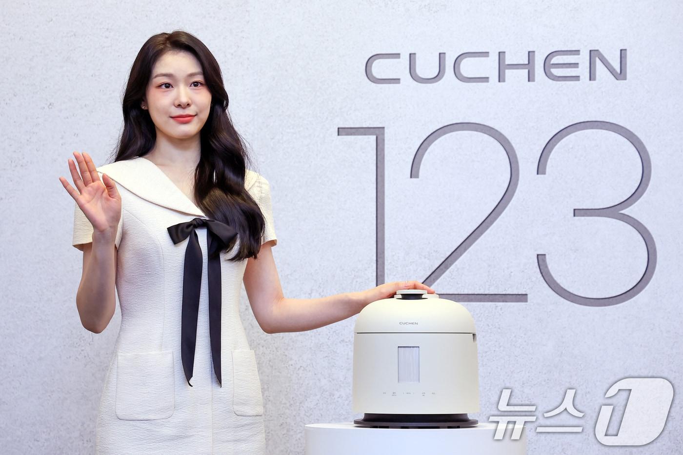전 피겨스케이트 선수 김연아가 지난 8월 서울 강남구 인터컨티넨탈 서울 파르나스 호텔에서 열린 &#39;쿠첸 123 밥솥 론칭 기념 미디어데이&#39;에서 포즈를 취하고 있다. 2025.8.21/뉴스1 ⓒ News1 민경석 기자