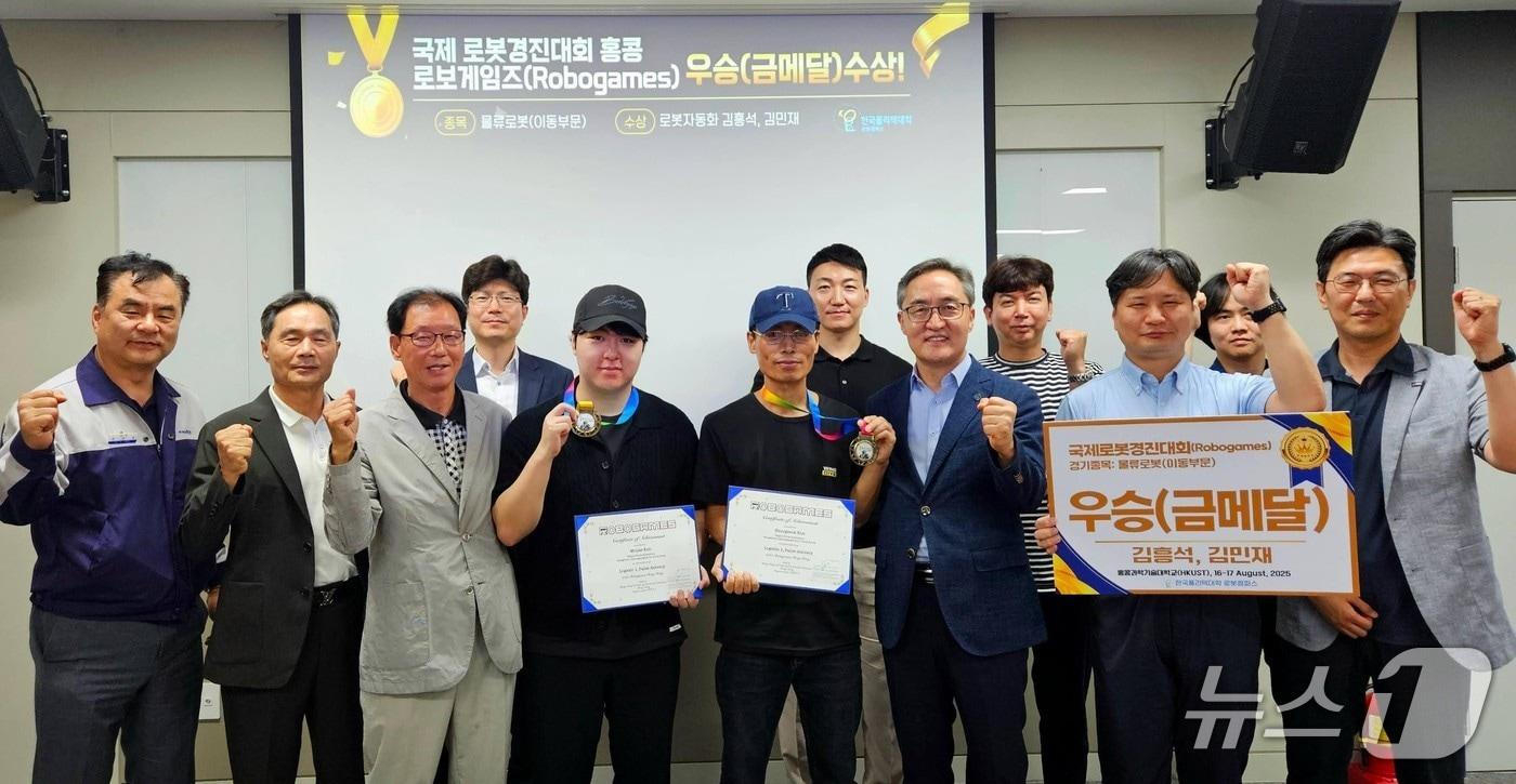 지난 16~17일 홍콩에서 열린 '2025 로보게임즈 홍콩'에서 금메달을 딴 한국폴리텍대학 로봇캠퍼스 로봇자동화과 2학년 김민재(왼쪽 검은색 모자), 김흥석 학생(오른쪽 파란색 모자)과 대학 관계자들.(영천시 제공. 재판매 및 DB금지) /뉴스1