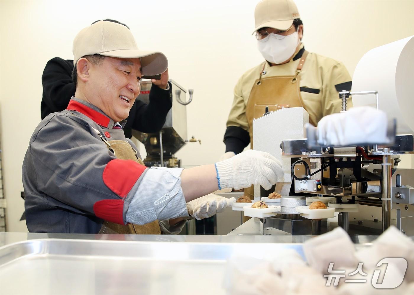 본문 이미지 - 서철모 서구청장이 카페오름에서 커피를 제조하고 있다.(서구 제공, 재판매 및 DB금지)/뉴스1