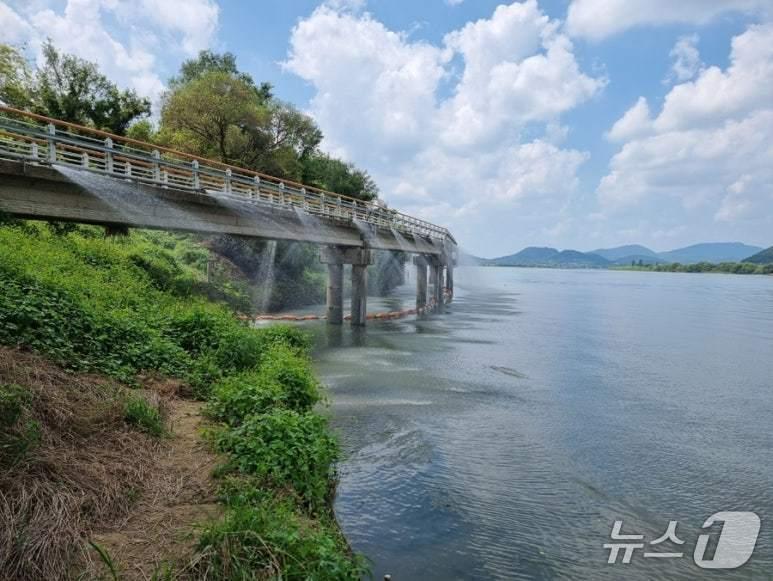 본문 이미지 - 낙동강 취수구 주변에 설치된 녹조저감설비&#40;경남도 제공. 재판매 및 DB금지&#41;