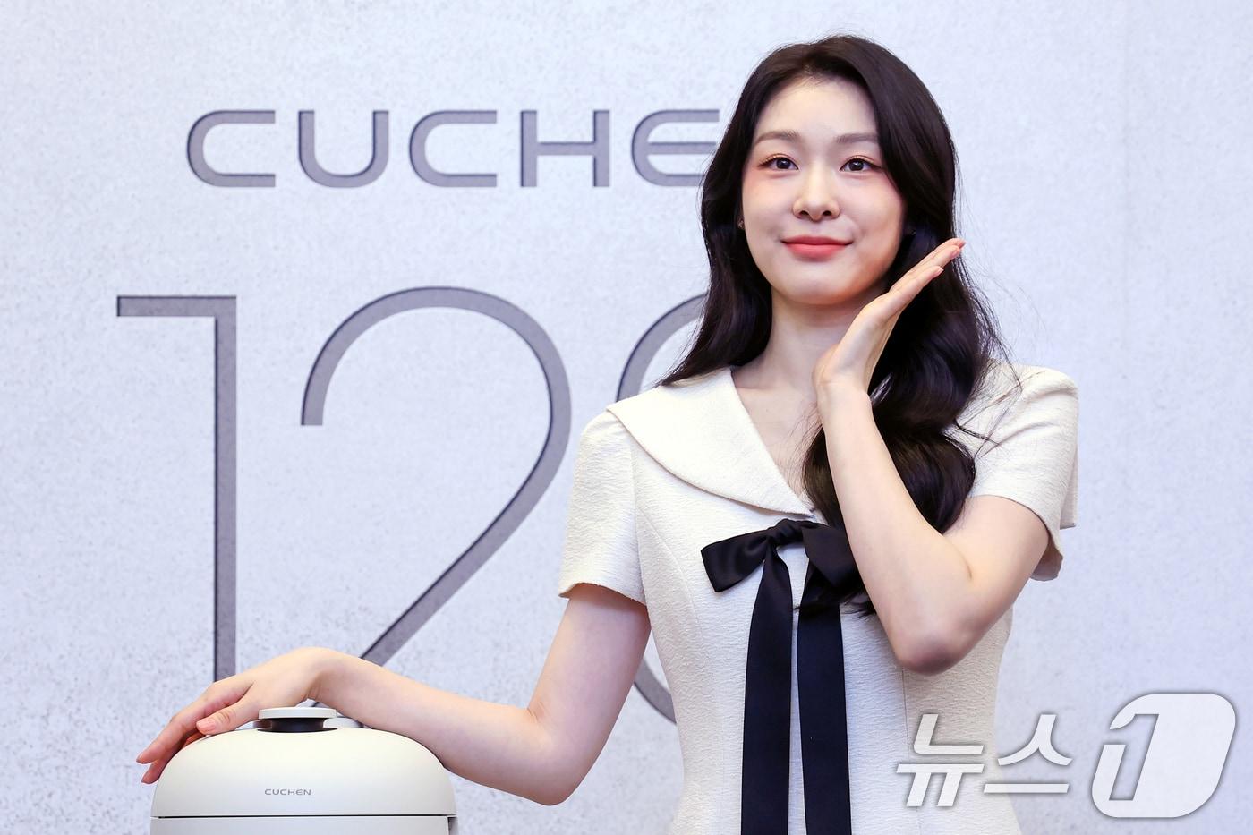 전 피겨스케이트 선수 김연아가 21일 서울 강남구 인터컨티넨탈 서울 파르나스 호텔에서 열린 &#39;쿠첸 123 밥솥 론칭 기념 미디어데이&#39;에서 포즈를 취하고 있다. 2025.8.21/뉴스1 ⓒ News1 민경석 기자