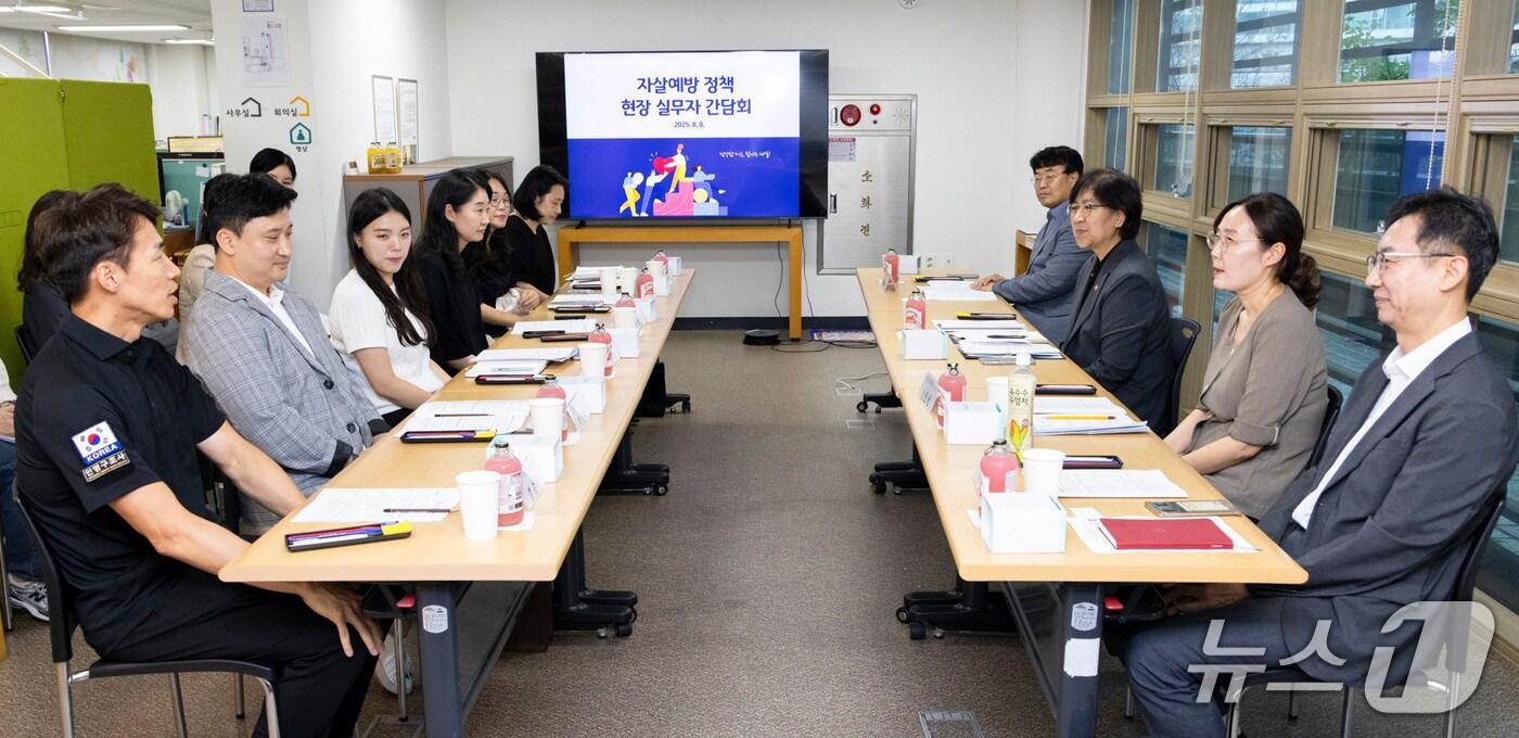 정은경 보건복지부 장관은 8일 서울 중구 정신건강복지센터를 방문해 자살예방정책 현장 실무자들을 만나 "자살예방센터를 보강하겠다"고 밝혔다.(보건복지부 제공)