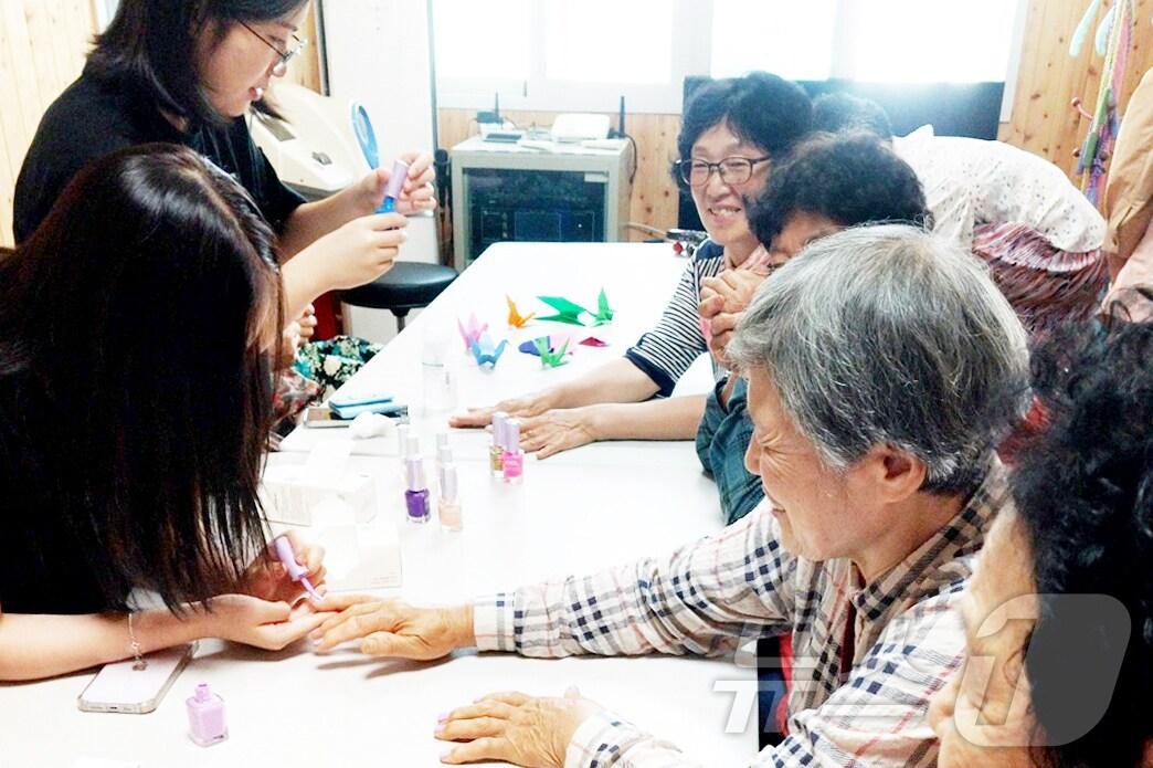 본문 이미지 - 청송군은 21일 현서면 구산2리, 새터, 덕계리, 월정리 경로당에서 ‘1노1소1촌' 학생과 함께하는 홀몸어르신 돌봄 프로그램’을 운영한다.(청송군 제공, 재판매 및 DB 금지) ⓒ News1 김대벽기자