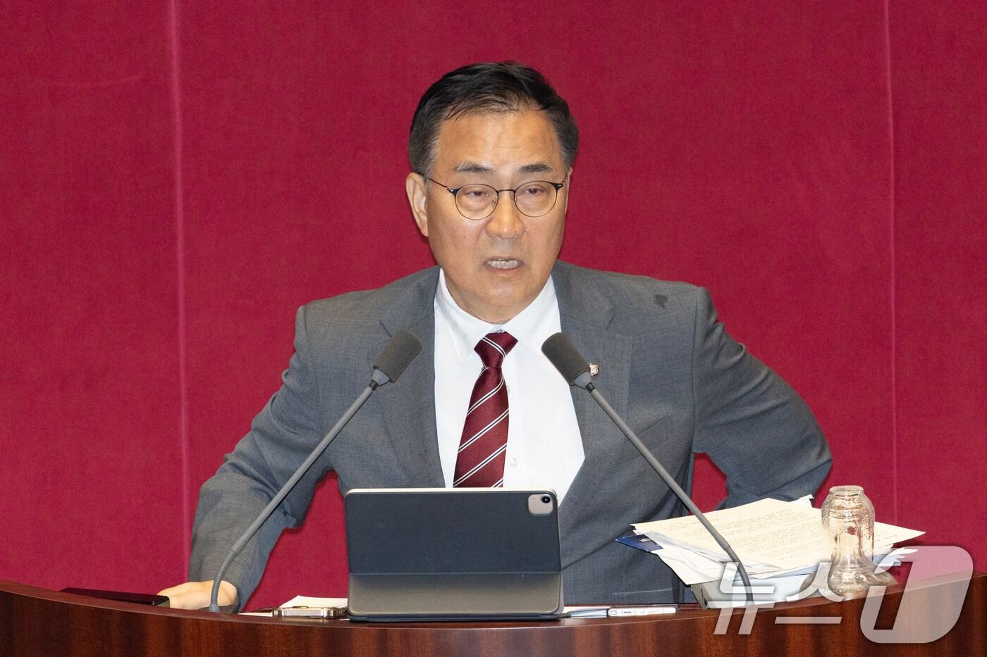 최형두 국민의힘 의원이 21일 서울 여의도 국회에서 열린 제428회 국회&#40;임시회&#41; 본회의에서 한국교육방송공사법&#40;EBS법&#41; 개정안에 대한 무제한 토론&#40;필리버스터&#41;을 하고 있다. 2025.8.21/뉴스1 ⓒ News1 이승배 기자