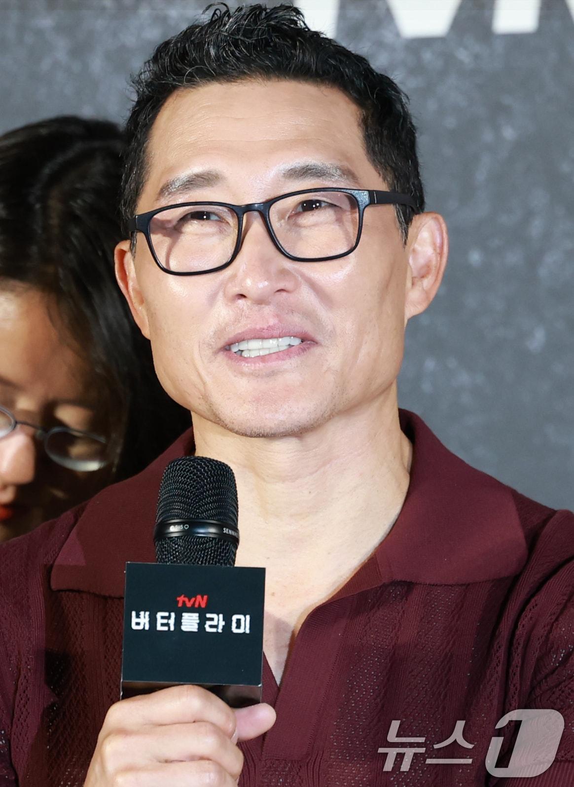 본문 이미지 - 배우 대니얼 대 킴이 21일 오전 서울 용산구 CGV용산아이파크몰에서 열린 아마존 프라임비디오 '버터플라이' 기자간담회에 참석해 인사말을 하고 있다. ‘버터플라이(Butterfly)’는 동명의 그래픽 노블을 원작으로 한 스파이 스릴러 시리즈다. 전직 미 정보요원 데이비드 정(대니얼 대 킴 분)과 그를 죽이기 위해 파견된 현직 요원 레베카(레이나 하디스티 분)의 쫓고 쫓기는 이야기를 그렸다. 2025.8.21/뉴스1 ⓒ News1 권현진 기자