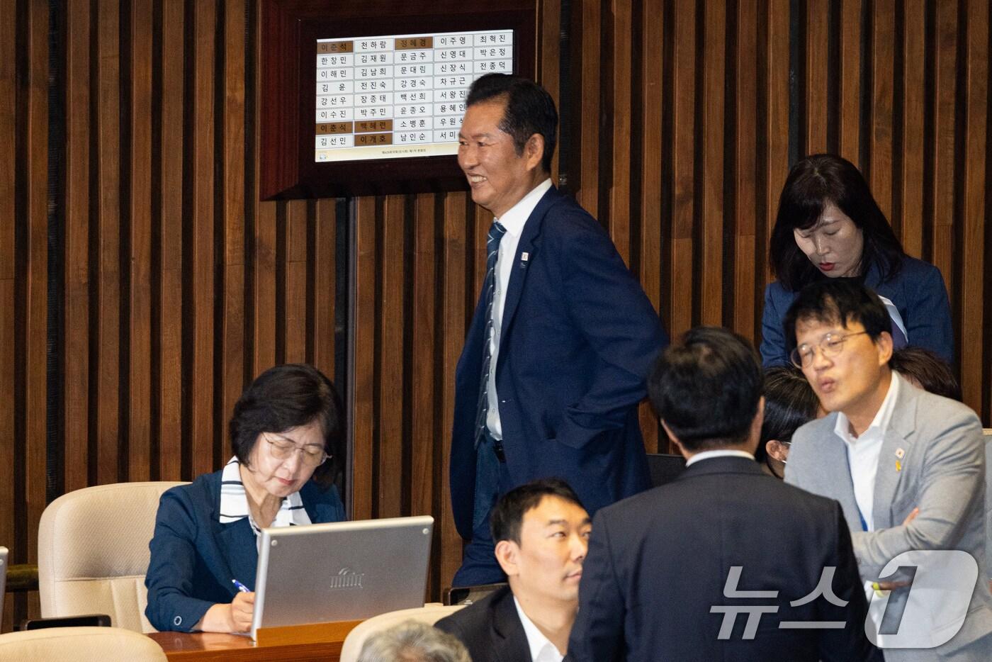 정청래 더불어민주당 대표가 21일 서울 여의도 국회에서 열린 제428회 국회&#40;임시회&#41; 제1차 본회의에서 추미애 신임 법제사법위원장 뒤를 지나고 있다. 2025.8.21/뉴스1 ⓒ News1 유승관 기자