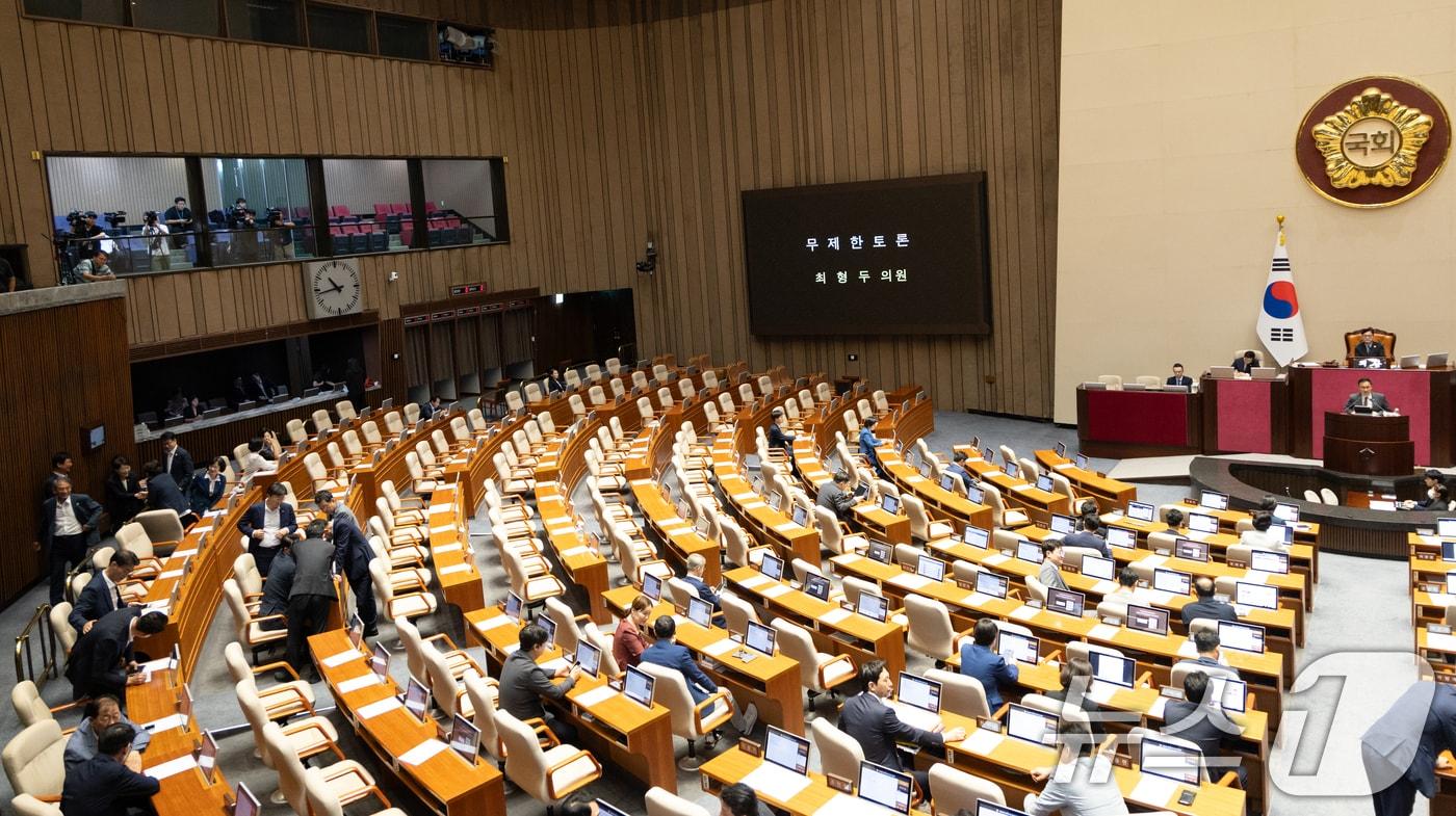 최형두 국민의힘 의원이 21일 서울 여의도 국회에서 열린 제428회 국회(임시회) 본회의에서 한국교육방송공사법(EBS법) 개정안에 대한 무제한 토론(필리버스터)을 하고 있다. 2025.8.21/뉴스1 ⓒ News1 이승배 기자