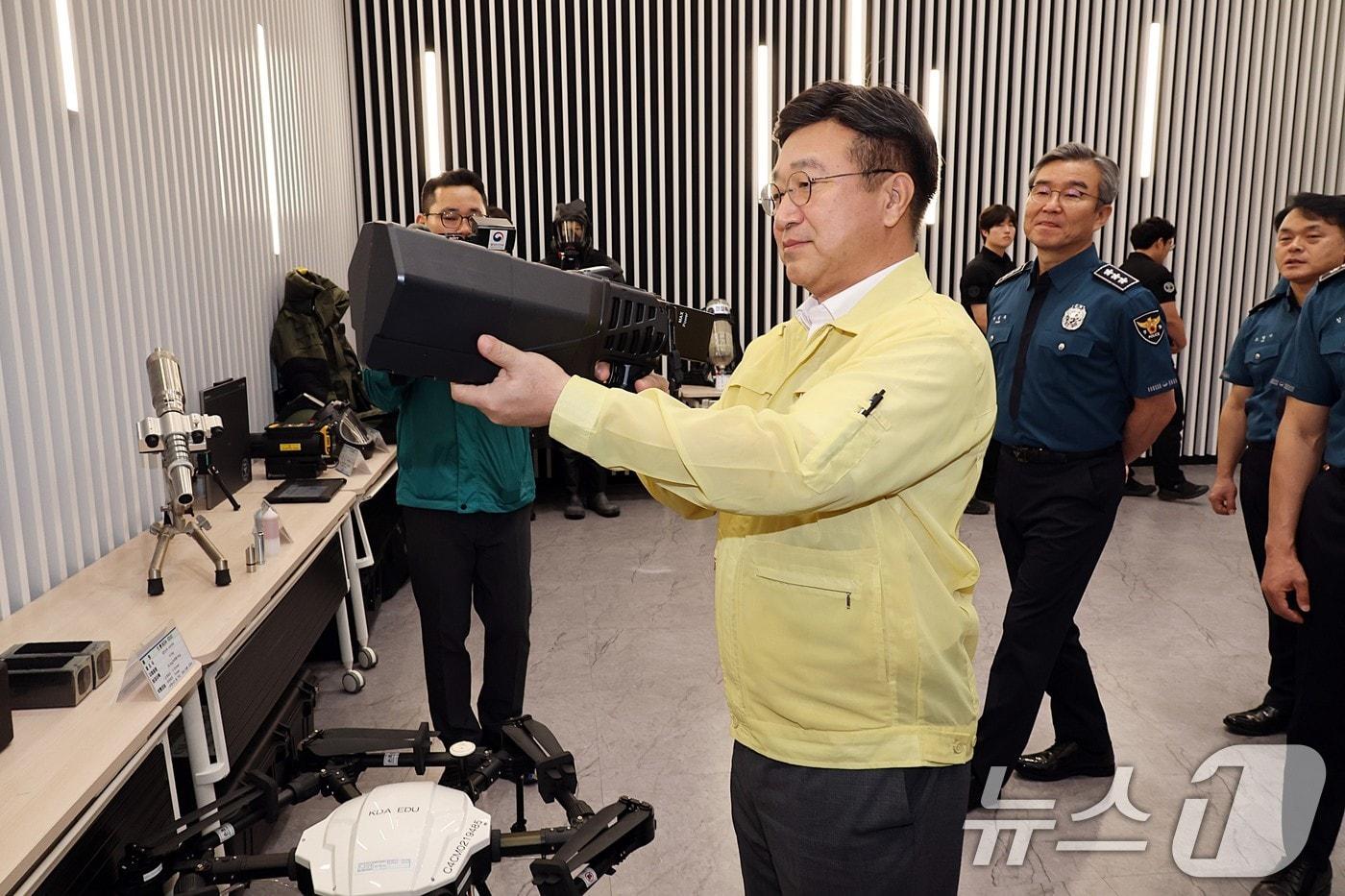 윤호중 행정안전부 장관이 21일 서울 종로구 경찰청을 방문해 2025년 을지연습 상황보고를 청취한 뒤 대테러 작전 장비 등을 살펴보고 있다. &#40;행정안전부 제공. 재판매 및 DB 금지&#41; 2025.8.21/뉴스1