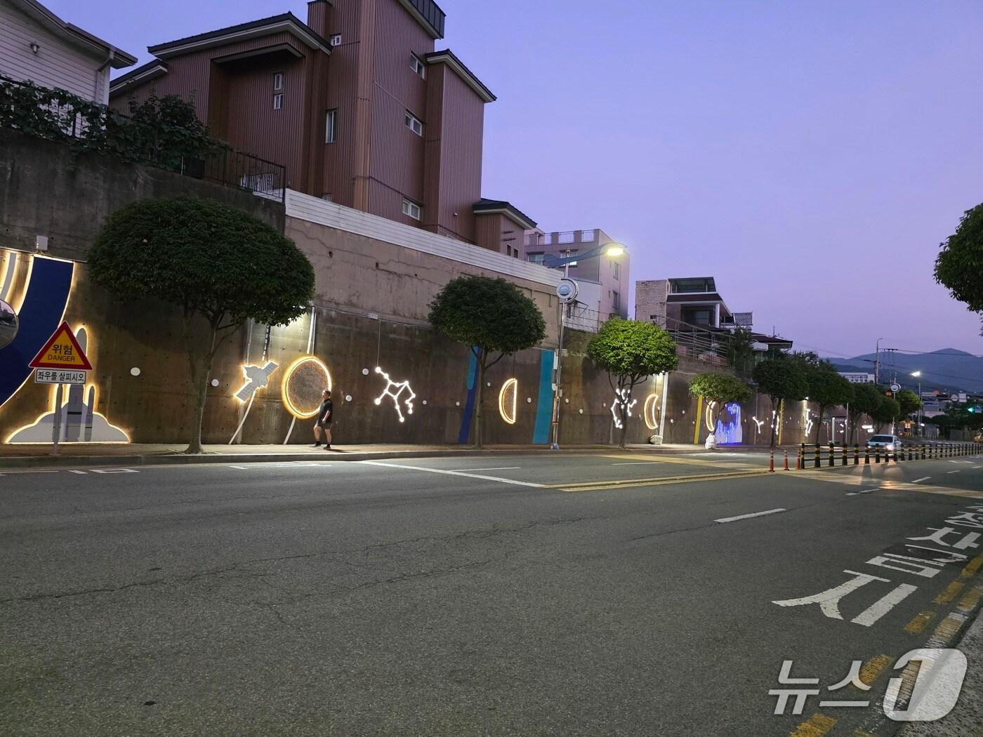 본문 이미지 - 선인리 달빛거리 전경.(사천시 제공. 재판매 및 DB금지)