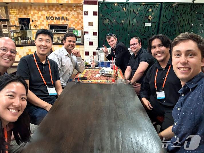 본문 이미지 -  GIST 김표진 교수 연구팀과 미국 항공우주국(NASA) 에임스 연구센터공동 연구진이 워크숍 종료 후 기념촬영을 하고 있다.(지스트 제공, 재판매 및 DB 금지)/뉴스1