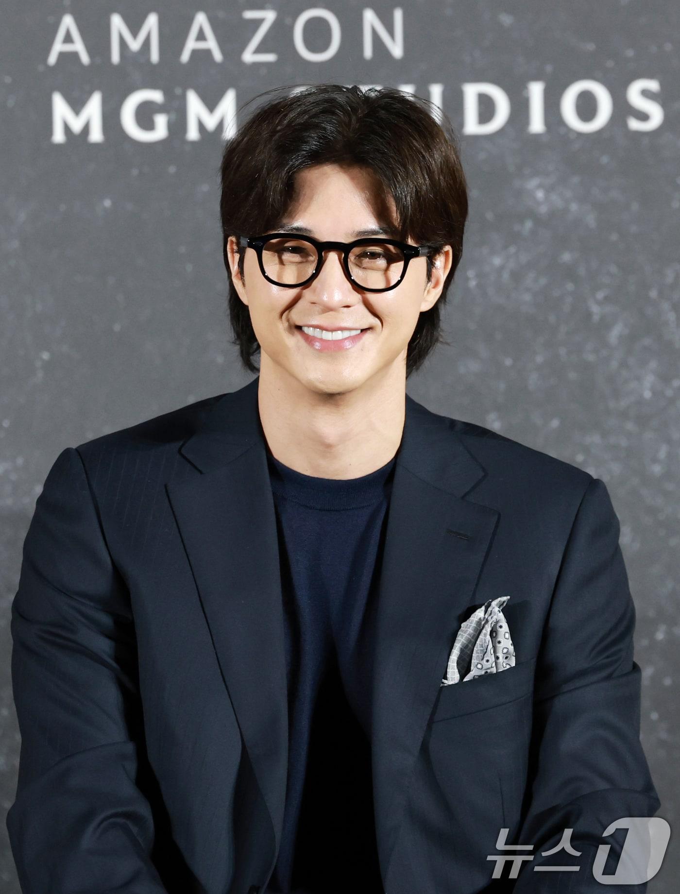 본문 이미지 - 배우 김지훈이 21일 오전 서울 용산구 CGV용산아이파크몰에서 열린 아마존 프라임비디오 '버터플라이' 기자간담회에 참석해 미소를 짓고 있다. ‘버터플라이(Butterfly)’는 동명의 그래픽 노블을 원작으로 한 스파이 스릴러 시리즈다. 전직 미 정보요원 데이비드 정(대니얼 대 킴 분)과 그를 죽이기 위해 파견된 현직 요원 레베카(레이나 하디스티 분)의 쫓고 쫓기는 이야기를 그렸다. 2025.8.21/뉴스1 ⓒ News1 권현진 기자