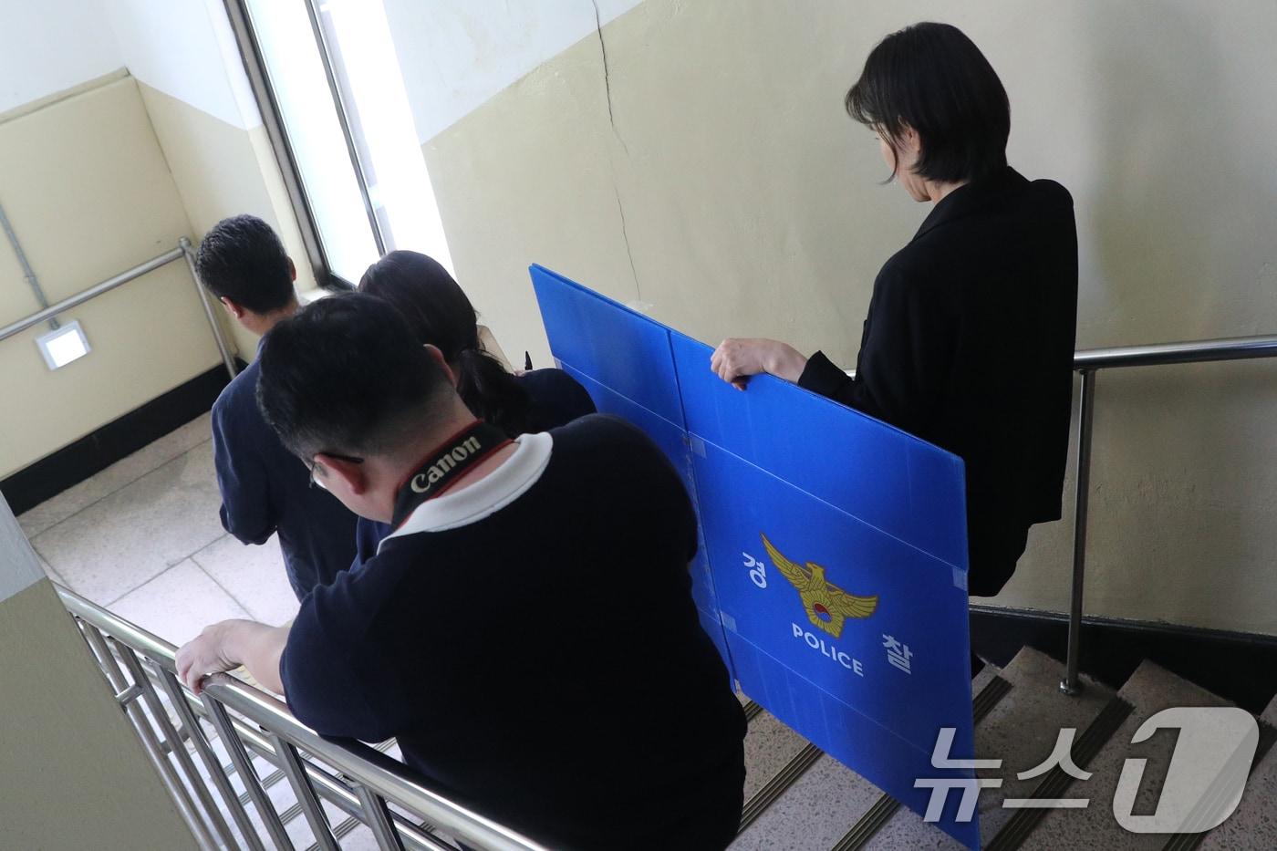 충북경찰청 반부패수사대가 21일 해외 출장길에 지역 기업인들에게 금품을 수수한 의혹을 받는 김영환 충북지사의 집무실 압수수색을 마친 뒤 도청을 빠져나가고 있다. 2025.8.21/뉴스1 ⓒ News1 김용빈 기자