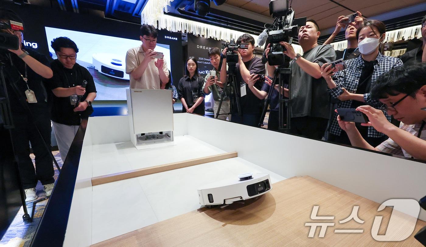 21일 서울 종로구 포시즌스 호텔에서 열린 드리미 2025 신제품 런칭쇼에서 제품 시연이 진행되고 있다. 드리미는 이날 행사에서 국내 최초 3종 걸레 교체형 &#39;Matrix10 Ultra&#39;와 12개 노즐 실시간 물걸레 세척 시스템을 탑재한 &#39;Aqua10 Ultra Roller&#39;을 공개했다. 2025.8.21/뉴스1 ⓒ News1 김성진 기자