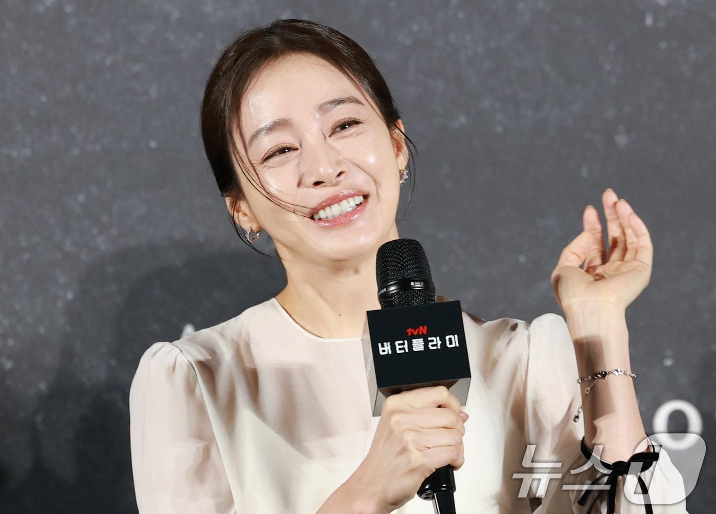 본문 이미지 - 배우 김태희가 21일 오전 서울 용산구 CGV용산아이파크몰에서 열린 아마존 프라임비디오 '버터플라이' 기자간담회에 참석해 취재진 질문에 답하고 있다. ‘버터플라이(Butterfly)’는 동명의 그래픽 노블을 원작으로 한 스파이 스릴러 시리즈다. 전직 미 정보요원 데이비드 정(대니얼 대 킴 분)과 그를 죽이기 위해 파견된 현직 요원 레베카(레이나 하디스티 분)의 쫓고 쫓기는 이야기를 그렸다. 2025.8.21/뉴스1 ⓒ News1 권현진 기자