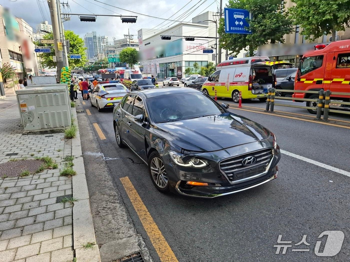 본문 이미지 - 서울 중랑구 망우동의 한 도로에서 보행자들과 우체국 오토바이를 친 사고 차량의 모습.(중랑소방서 제공)