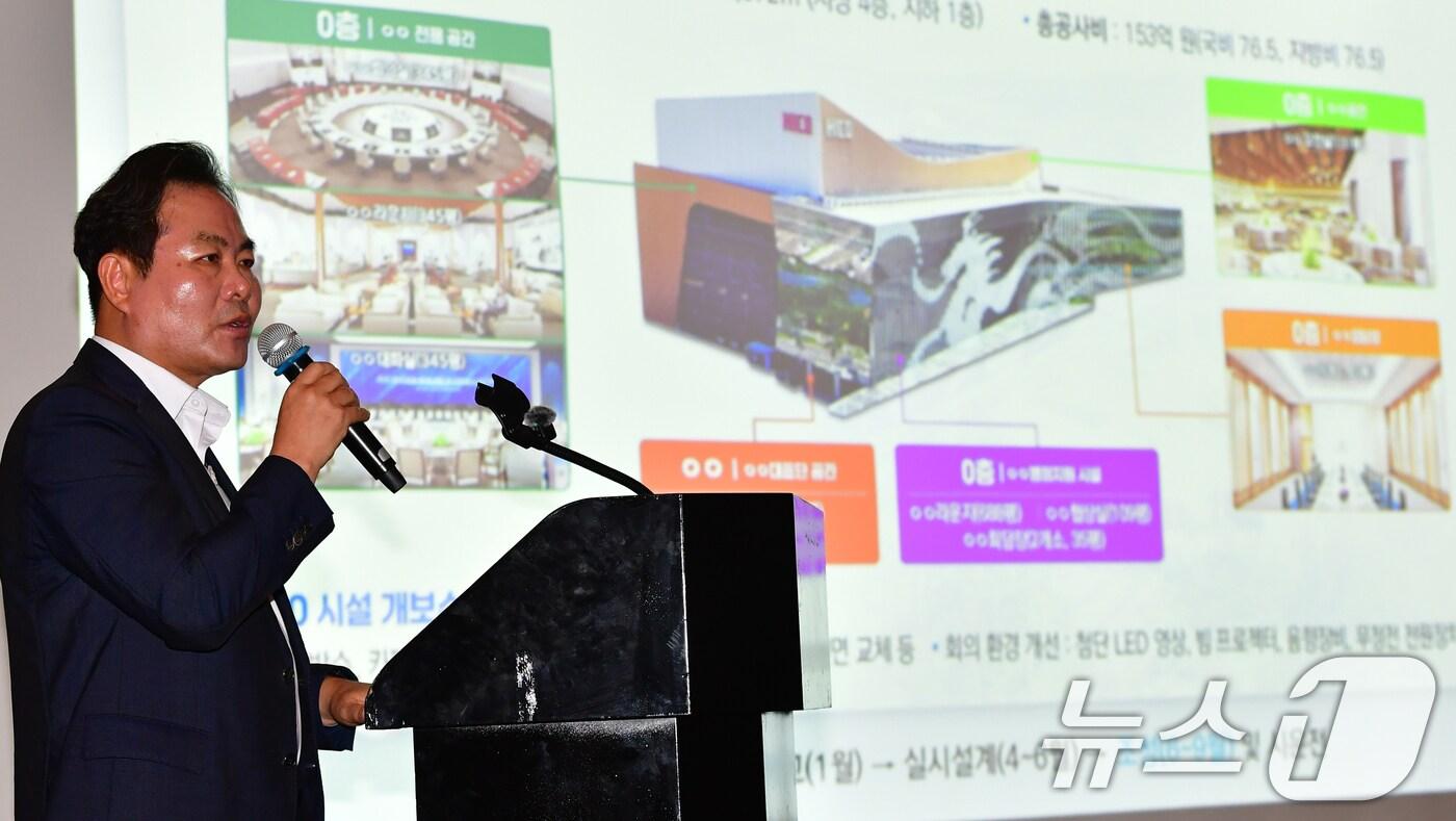 김학홍 경북도행정부지사가 21일 경주 힐튼호텔에서 열린 &#39;APEC 2025 정상회의&#39; 준비 상황 등에 대한 설명을 하고 있다. ⓒ News1 최창호 기자