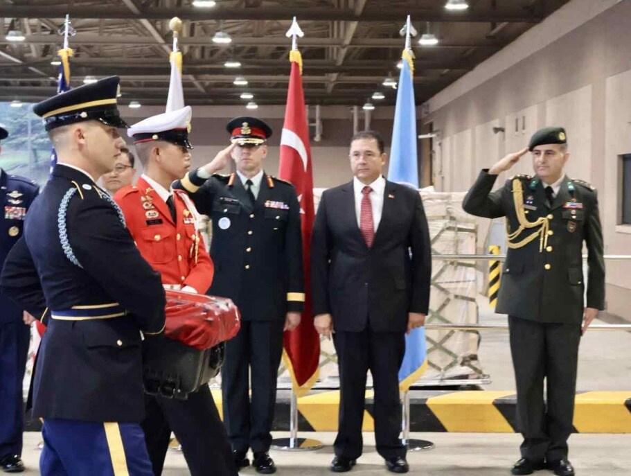본문 이미지 - 14일 히캄 공군기지를 거쳐 오산 공군기지에 도착한 튀르키예 군 유해를 영접하는 관계자들. 가운데에서부터 오른쪽으로 데릭 맥컬리 유엔사령부 부사령관&#40;캐나다 육군 중장&#41;, 살리 무랏 타메르 주한 튀르키예 대사, 네시미 카플란 주한 튀르키예 대사관 무관&#40;육군 대령&#41;.&#40;국방부 제공&#41;