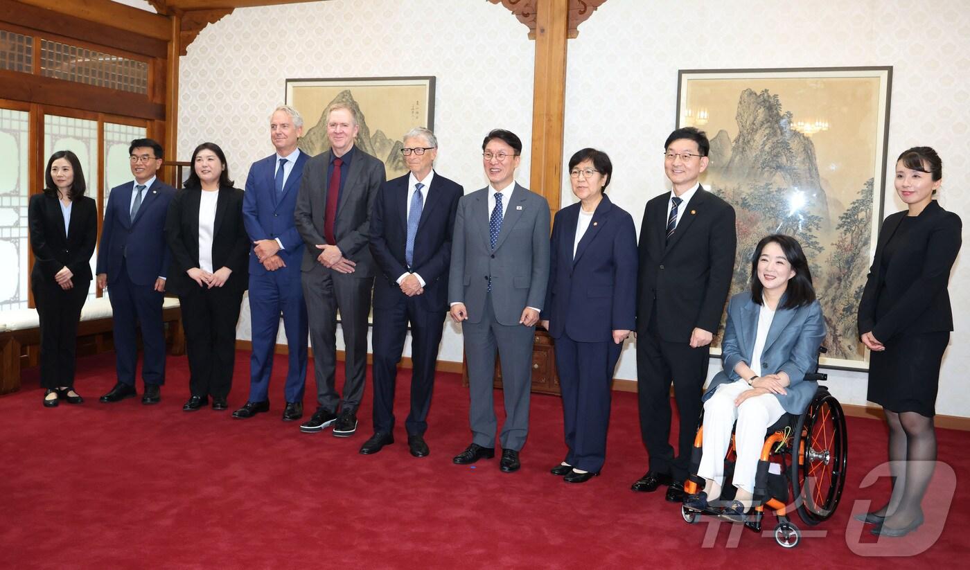 김민석 국무총리와 빌 게이츠 게이츠재단 이사장 등 참석자들이 21일 서울 삼청동 총리공관에서 열린 오찬회담에 앞서 기념촬영을 하고 있다.2025.8.21/뉴스1 ⓒ News1 청사사진기자단