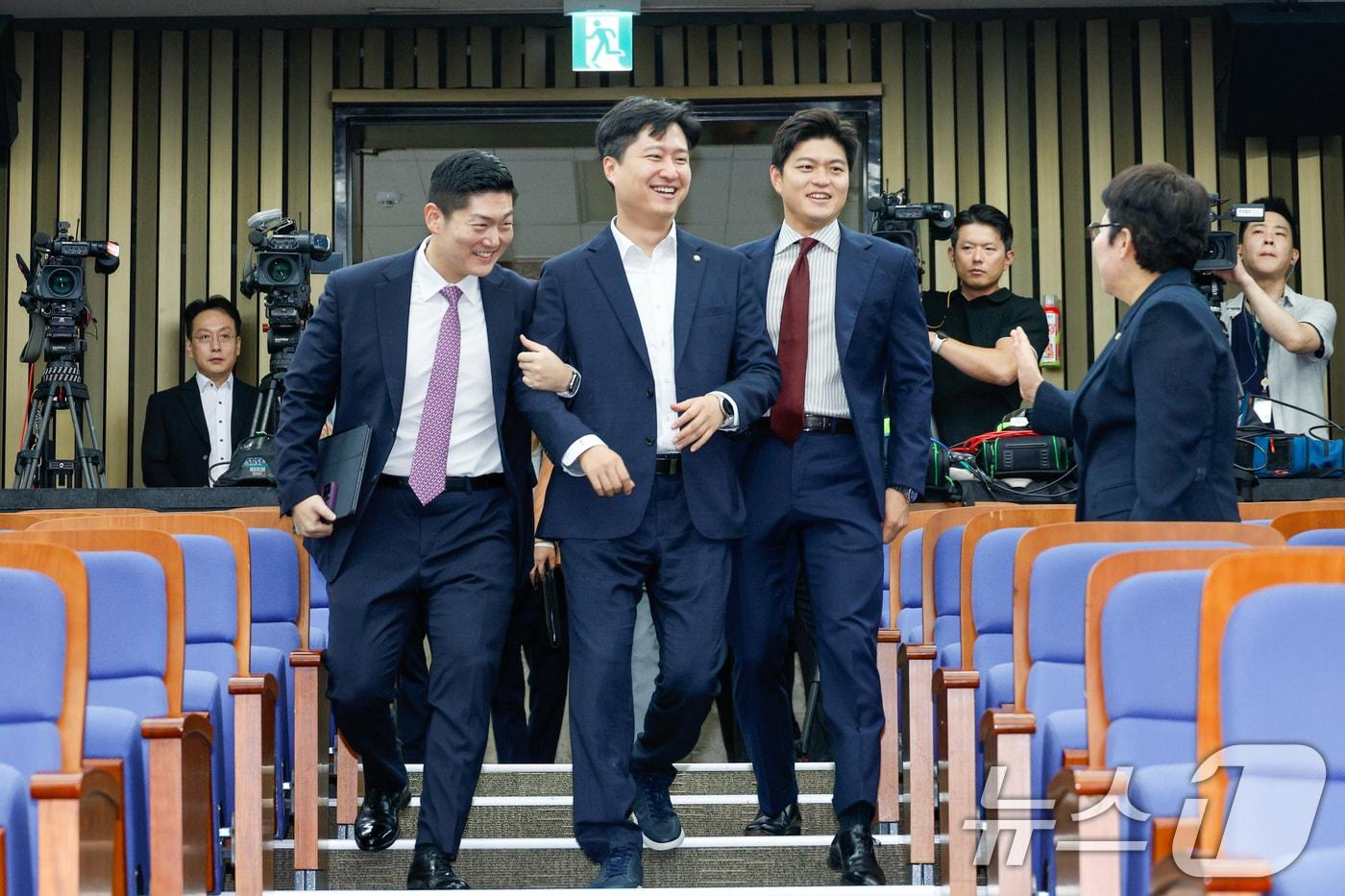 본문 이미지 - 2025년 8월 21일 의원총회에 입장하고 있는 김재섭(왼쪽부터), 우재준, 김용태 국민의힘 의원. 2025.8.21 ⓒ 뉴스1 안은나 기자