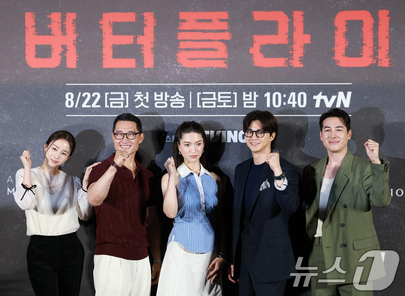 본문 이미지 - 배우 김태희&#40;왼쪽부터&#41;와 대니얼 대 킴, 레이나 하디스티, 김지훈, 션 리차드, 박해수가 21일 오전 서울 용산구 CGV용산아이파크몰에서 열린 아마존 프라임비디오 &#39;버터플라이&#39; 기자간담회에 참석해 포즈를 취하고 있다. ‘버터플라이&#40;Butterfly&#41;’는 동명의 그래픽 노블을 원작으로 한 스파이 스릴러 시리즈다. 전직 미 정보요원 데이비드 정&#40;대니얼 대 킴 분&#41;과 그를 죽이기 위해 파견된 현직 요원 레베카&#40;레이나 하디스티 분&#41;의 쫓고 쫓기는 이야기를 그렸다. 2025.8.21/뉴스1 ⓒ News1 권현진 기자