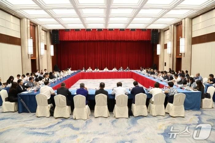 본문 이미지 - 링지 상무부 부부장은 19일 광저우에서 외자기업이 참석한 가운데 라운드테이블을 주재했다. (사진출처=중국 상무부 홈페이지)