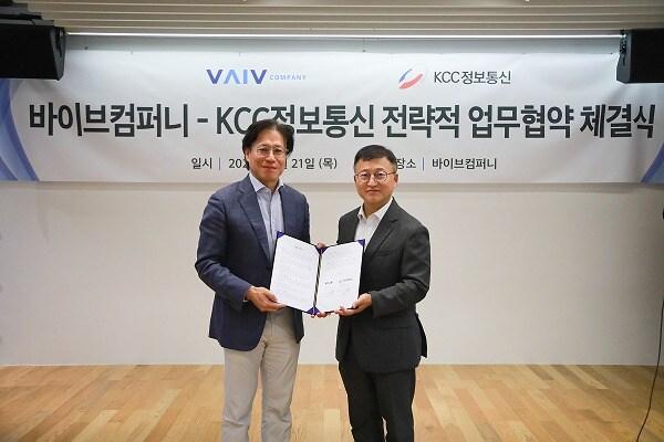 본문 이미지 - 김경서 바이브컴퍼니 대표(왼쪽)와 유경태 KCC정보통신 대표(오른쪽). AI 사업 확장을 위한 전략적 업무협약 체결 / (바이브컴퍼니 제공)
