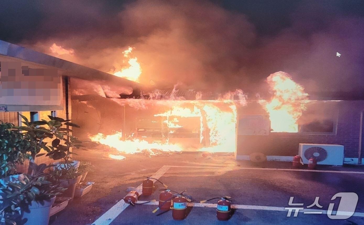 본문 이미지 - 화재 현장 모습.&#40;전북 소방 제공. 재판매 및 DB금지&#41;