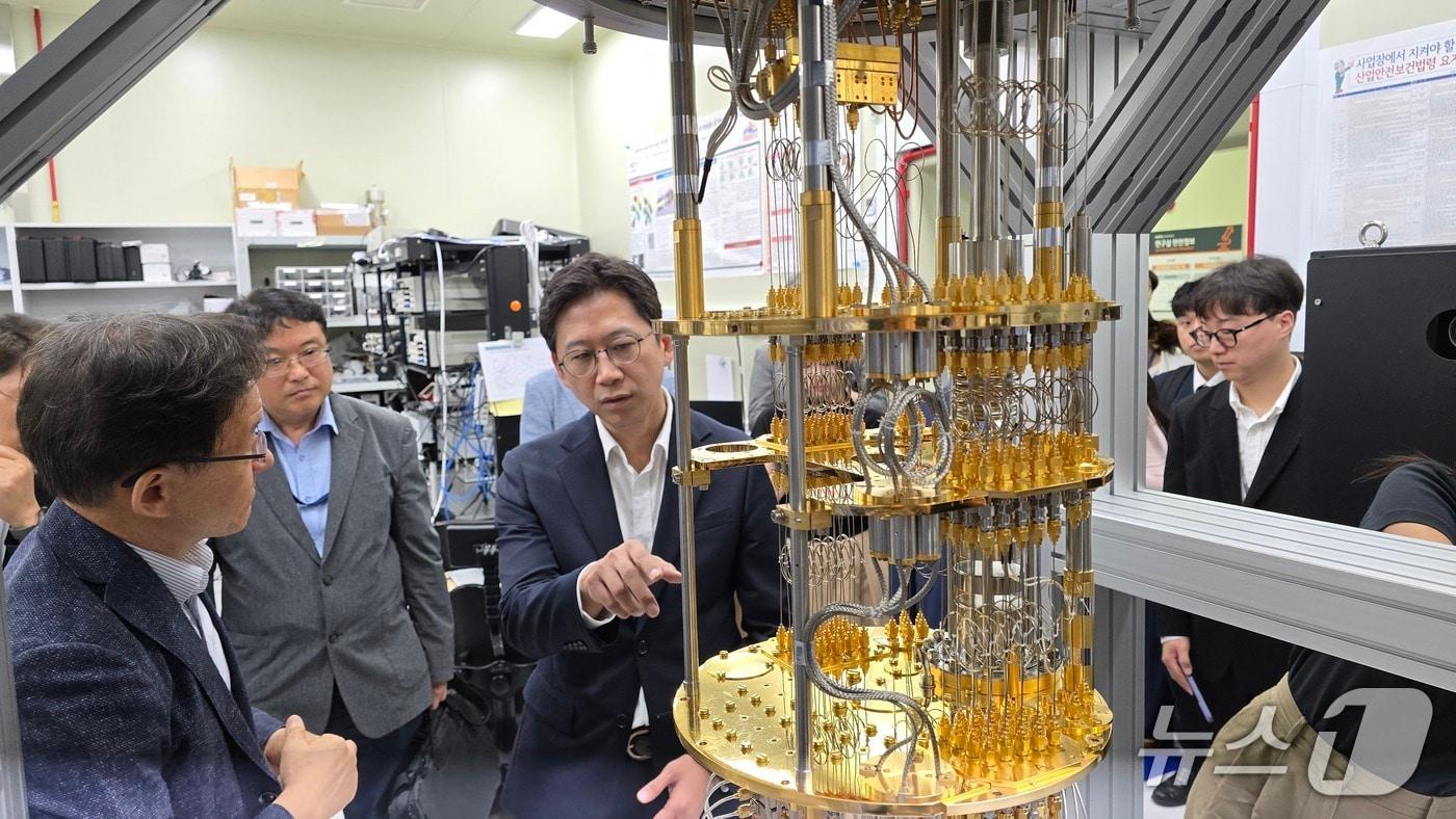 21일 대전 한국표준과학연구원을 방문해 원의 20큐비트 양자컴퓨터 시스템을 살펴보고 있는 배경훈 과학기술정보통신부 장관../뉴스1 ⓒNews1 윤주영 기자