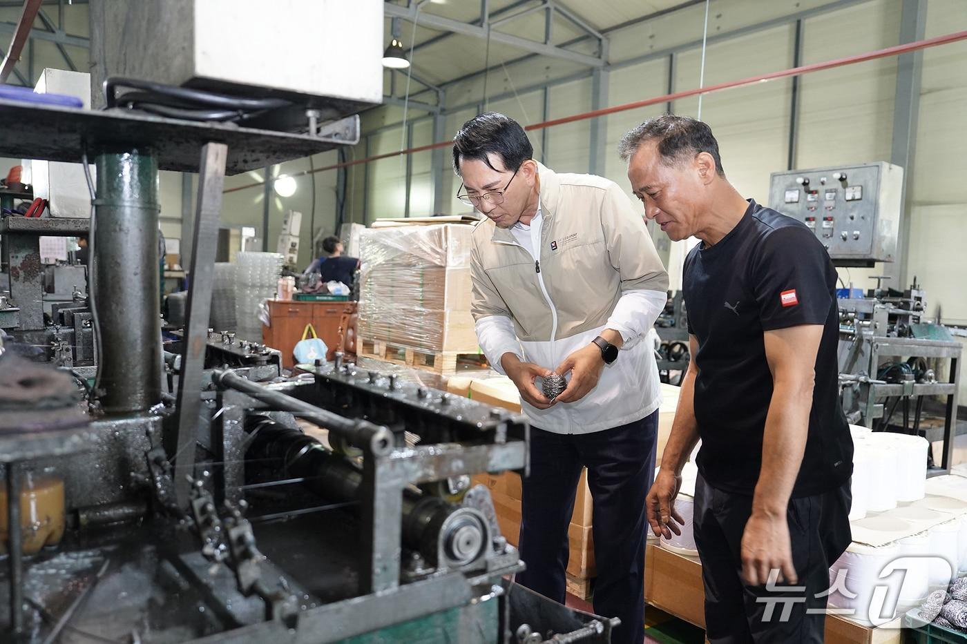 이완섭 서산시장이 21일 노인 일자리 수세미 생산 현장을 둘러보고 있다.(서산시 제공. 재판매 및 DB금지)2025.8.21/뉴스1